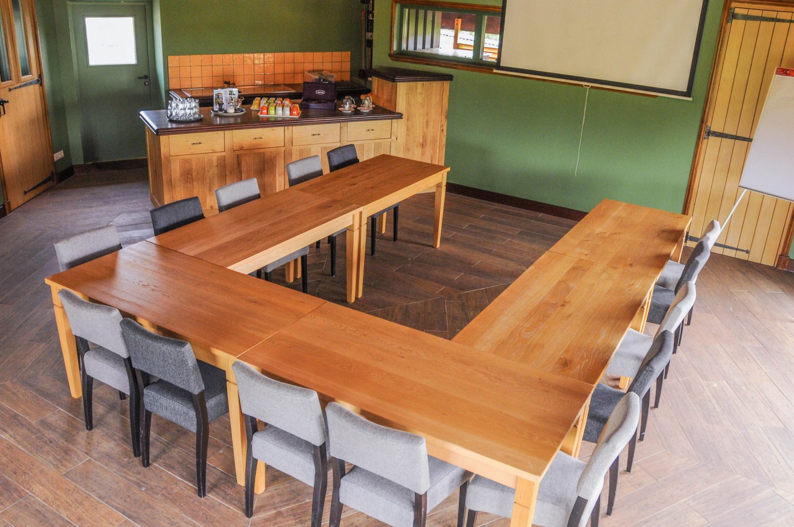 U-vorm opstelling met stoelen in de Hogerop zaal