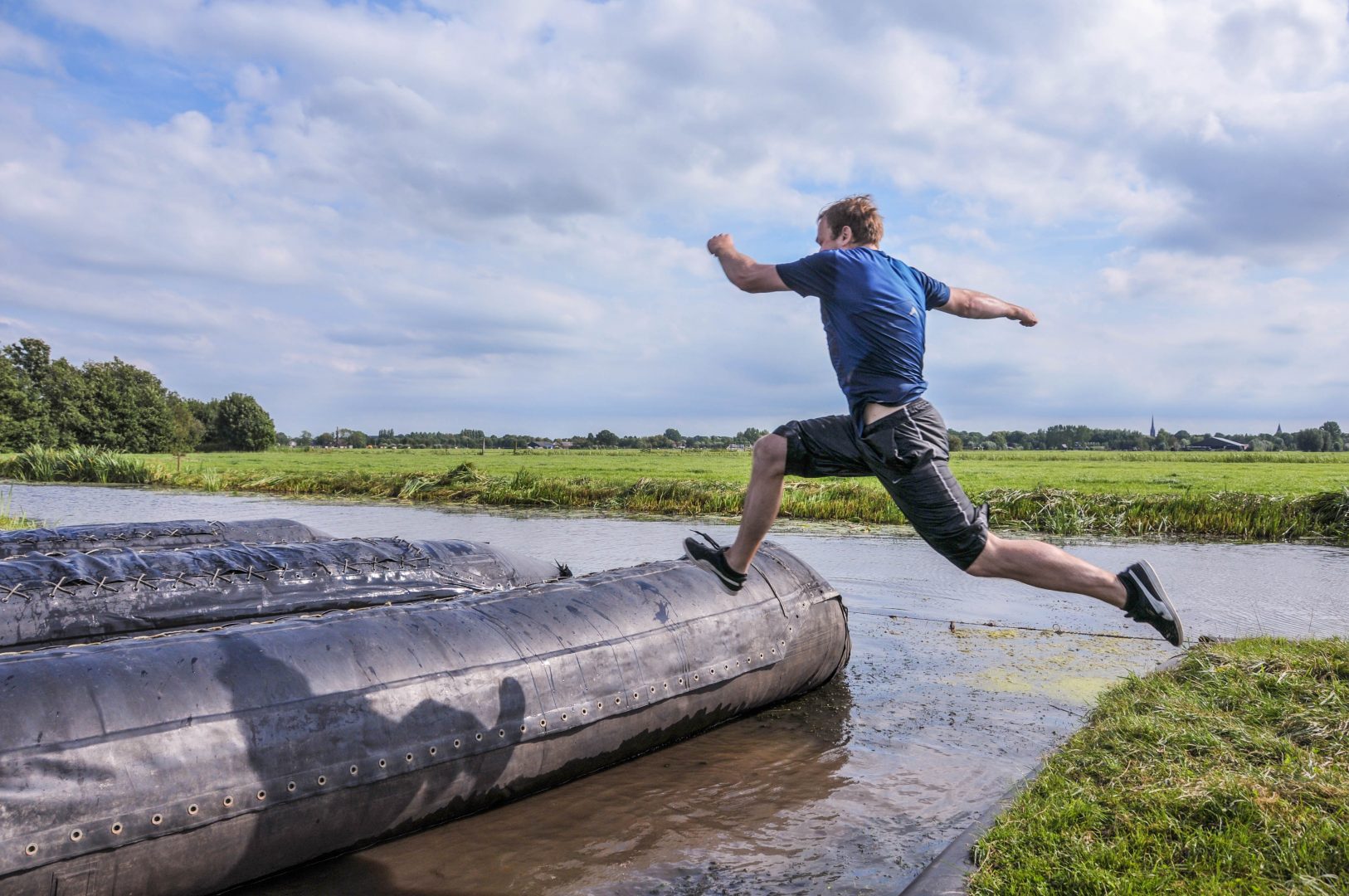 Jongeman rent naar de drie banden