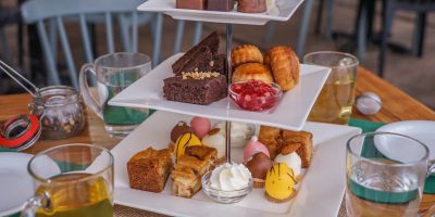 high tea met scones, appeltaart en petit glacé | Boerderij De Boerinn