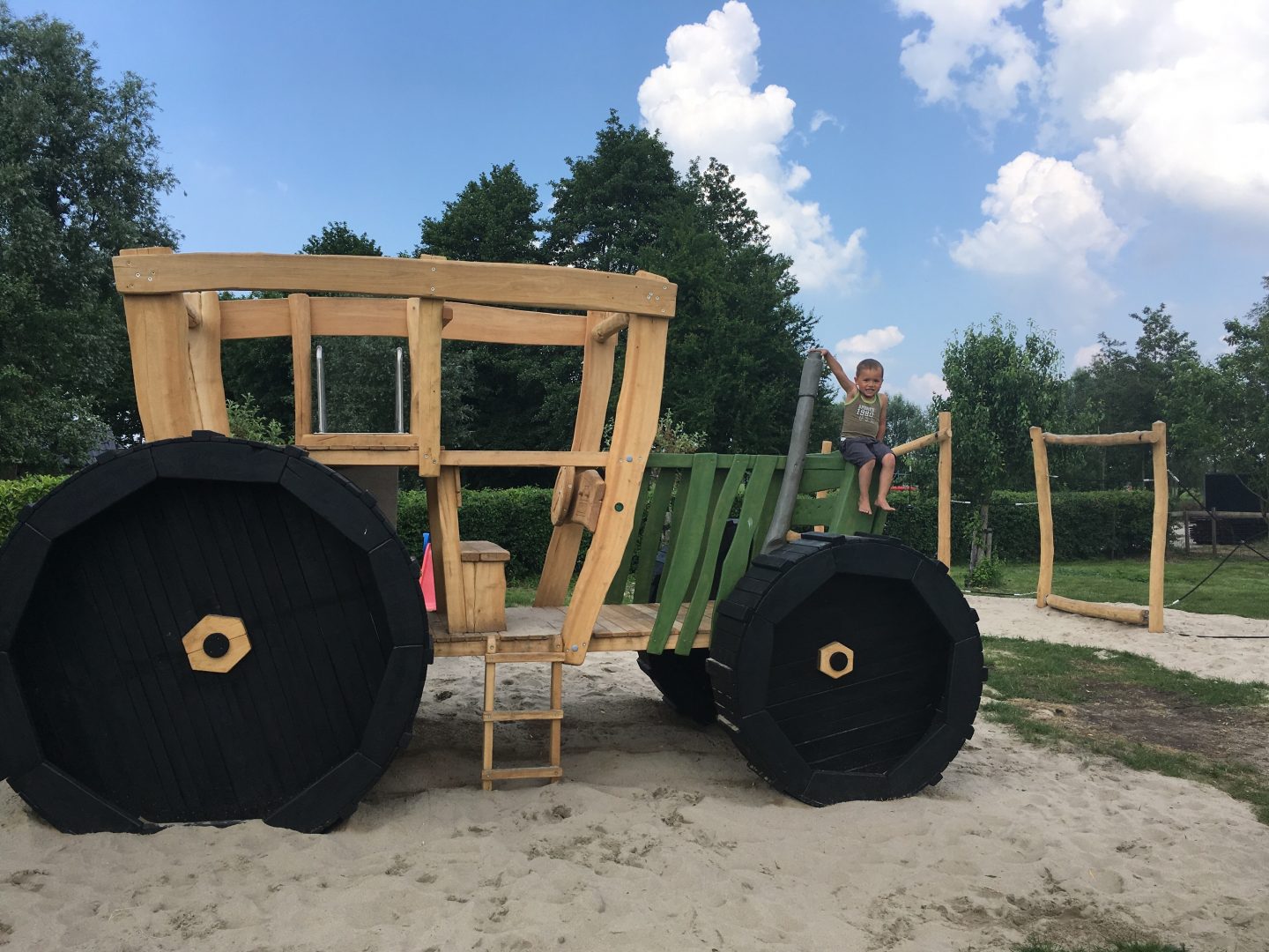 Speeltuin tractor met kind