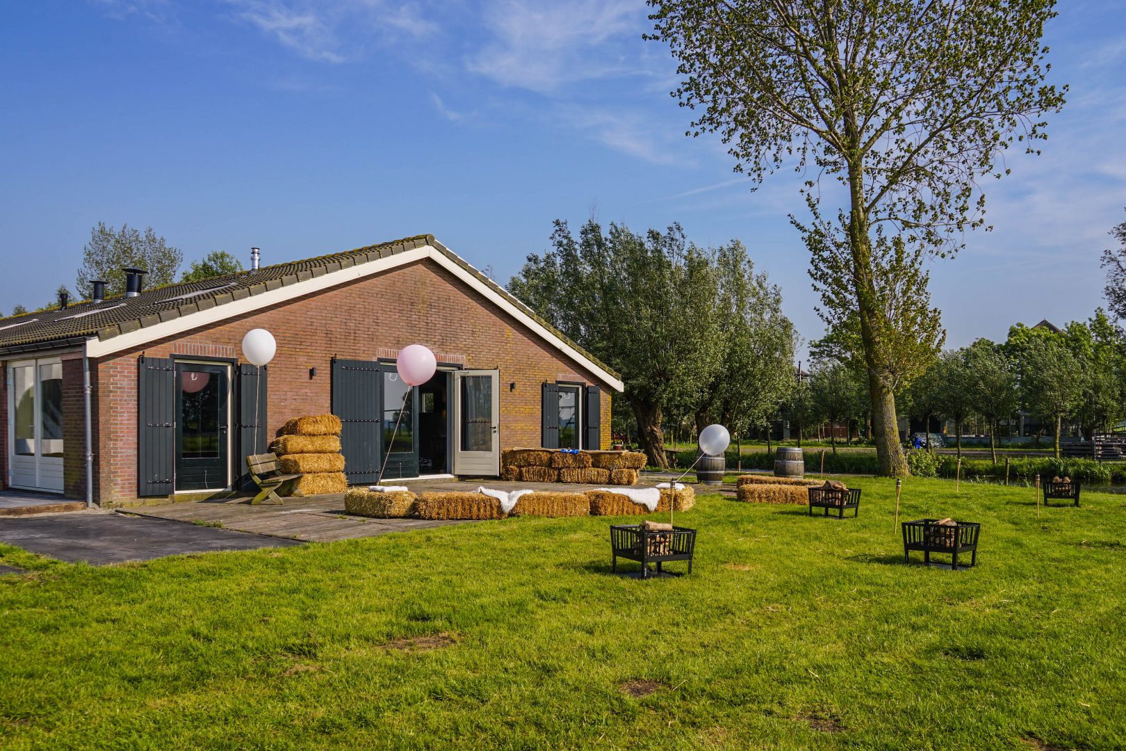 Feestzaal met terras en veel groen bij Boerderij De Boerinn