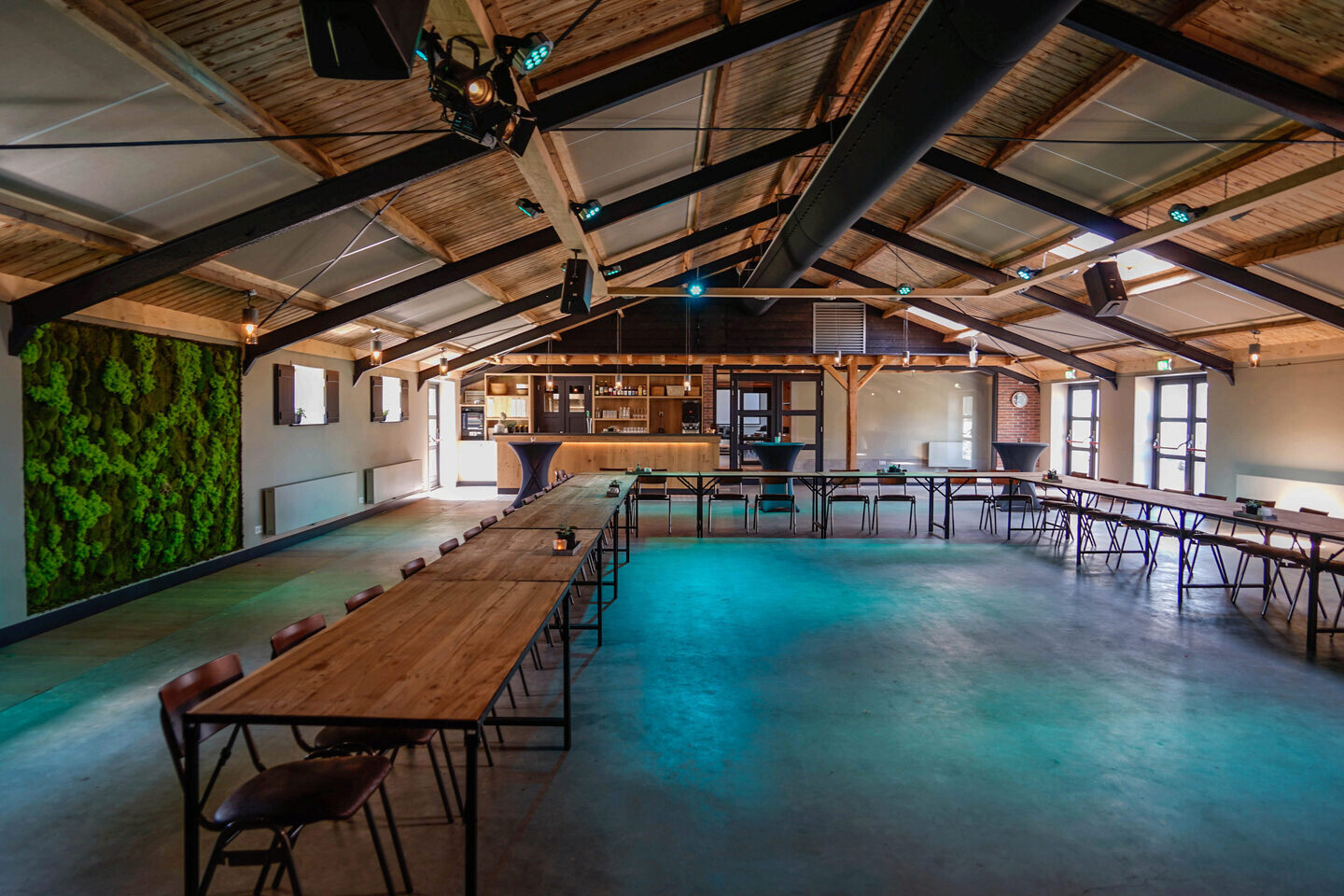 Vergaderruimte Karnhuis lange tafels richting bar