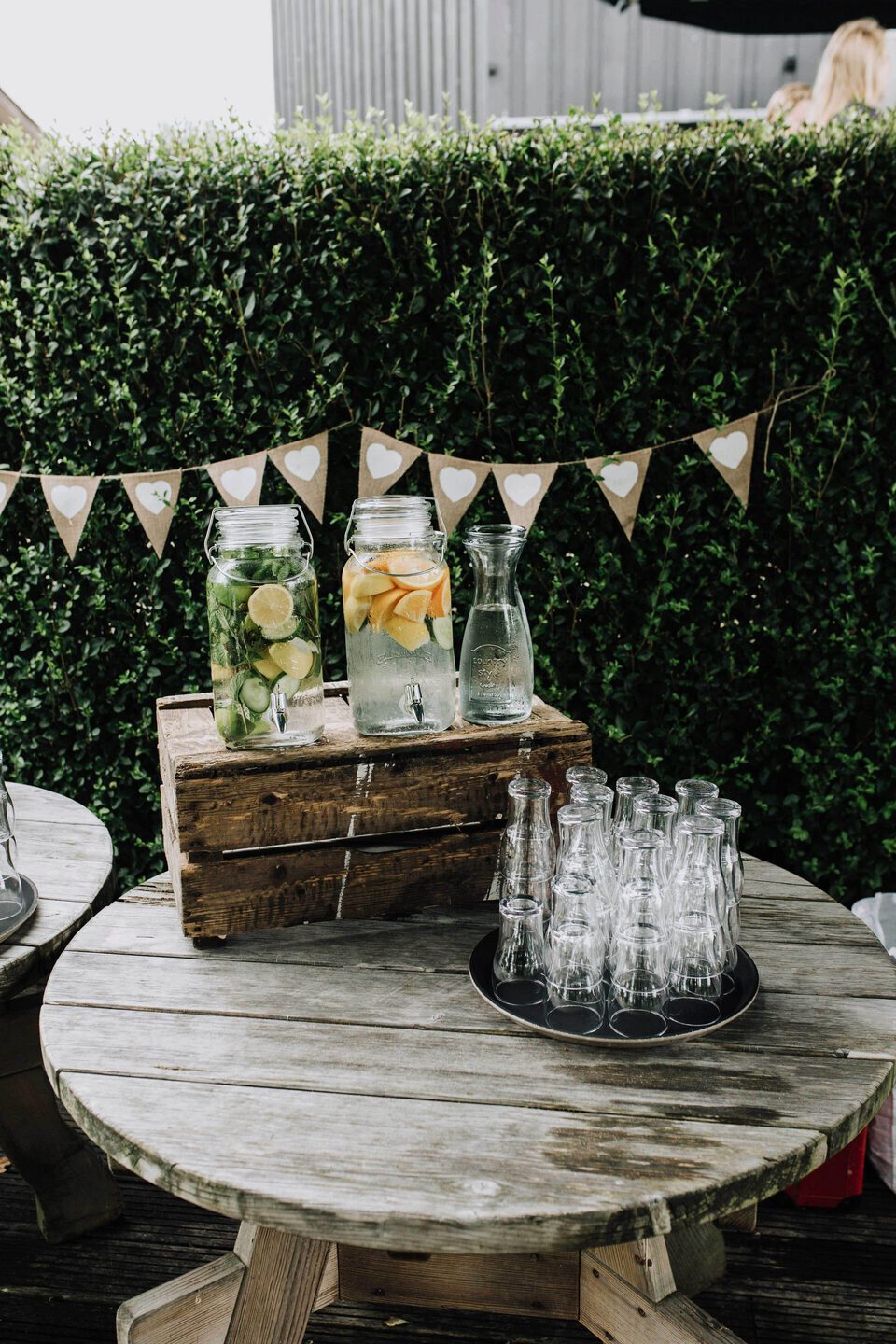 Hoge tafel met waterkannen en glazen