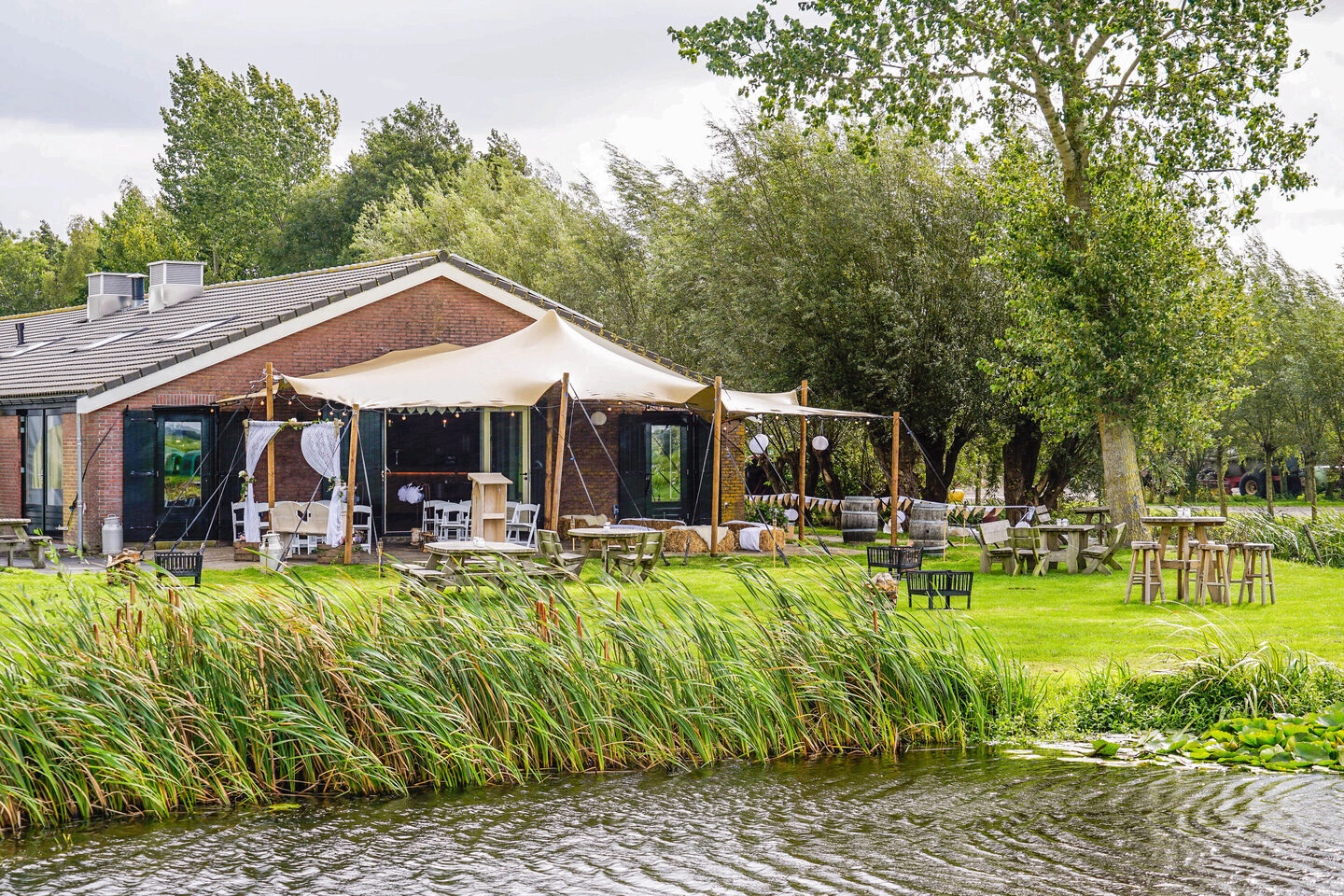 Aanzicht Grechthuis vanaf het water
