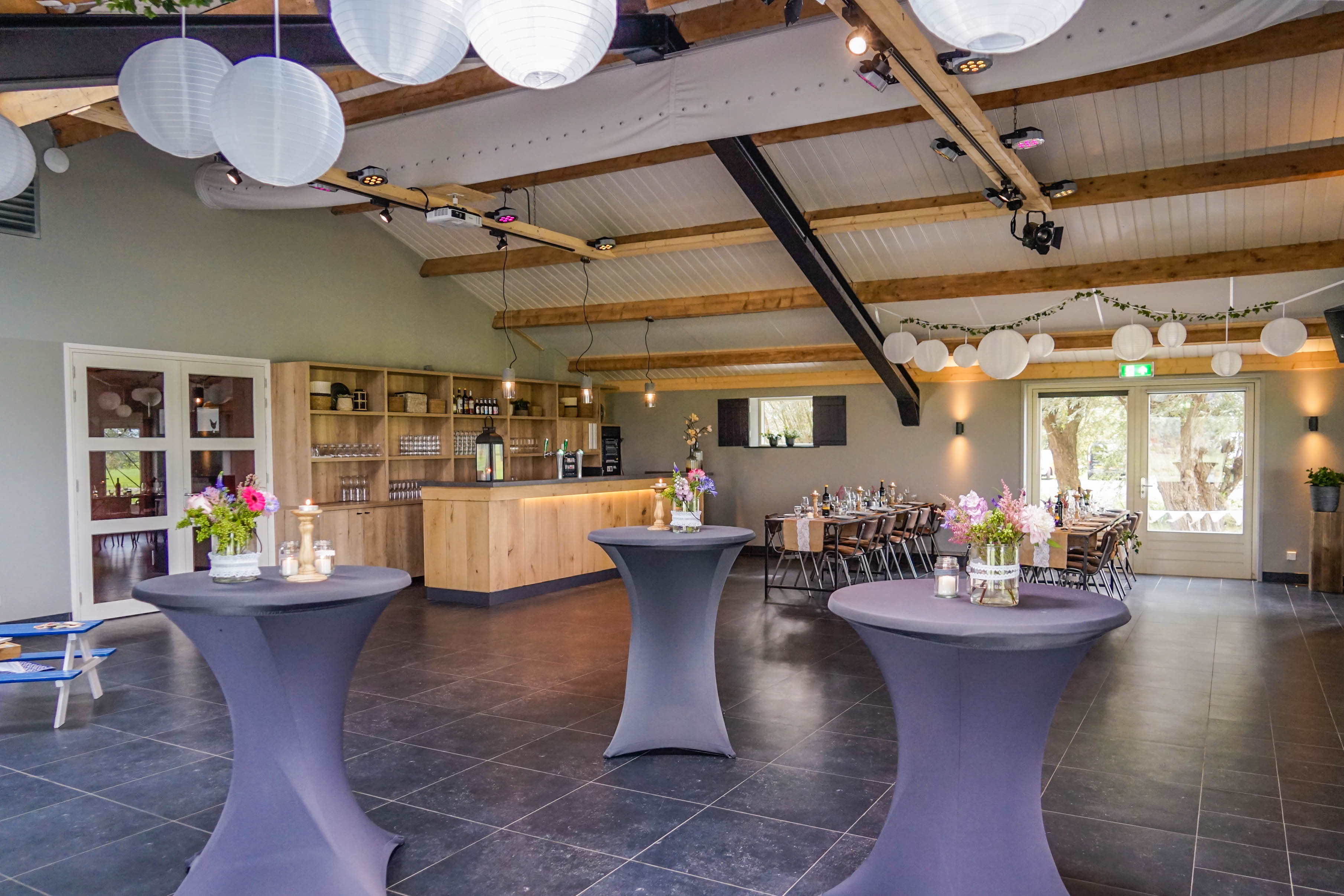 Feestzaal het Grechthuis ingericht voor een trouwfeest