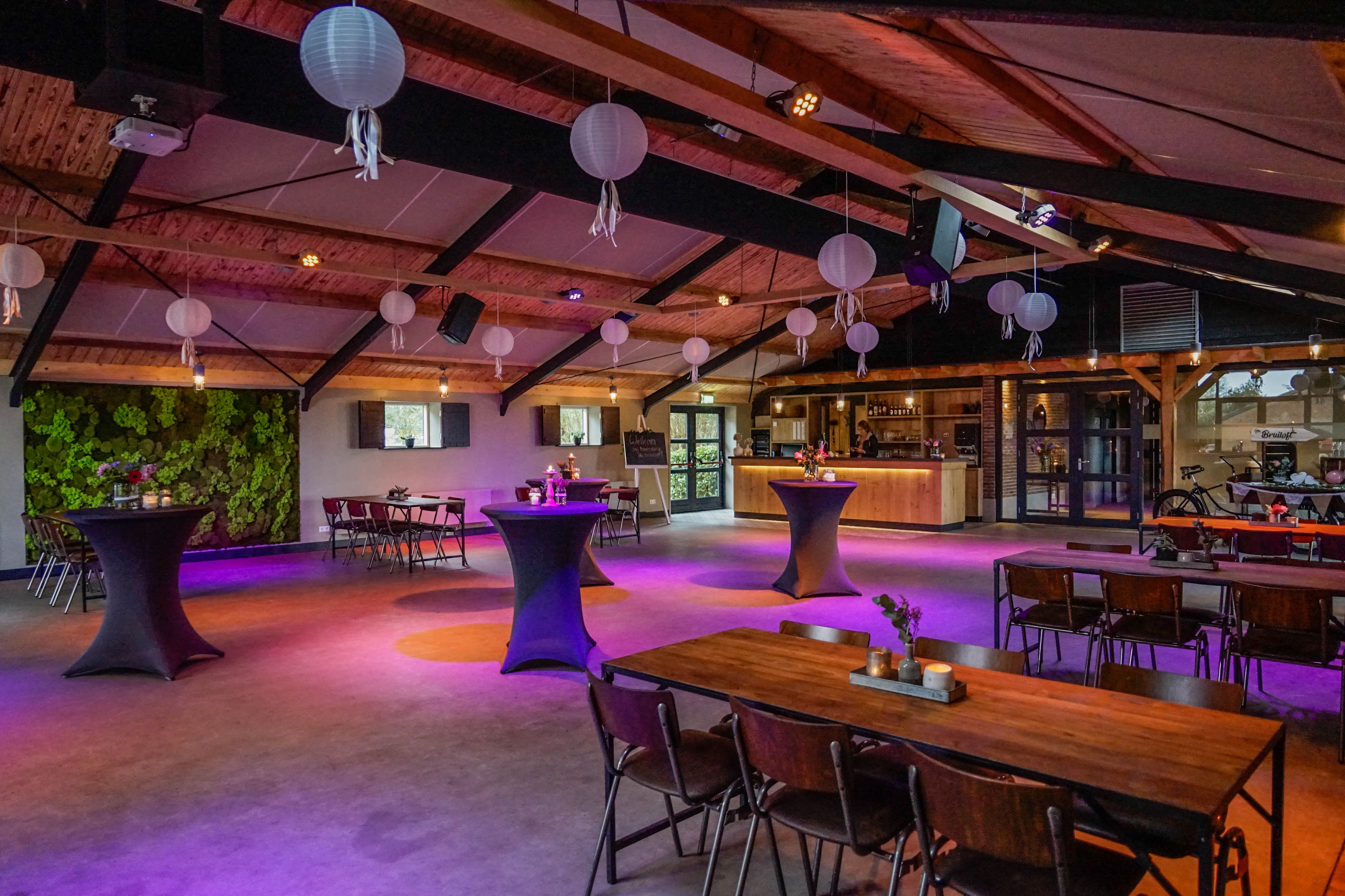 Feestzaal het Karnhuis geheel versierd met trouwattributen