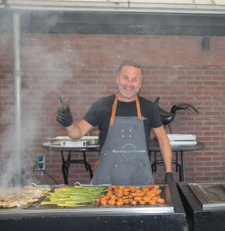 Gezellige BBQ tijdens afdelingsuitje