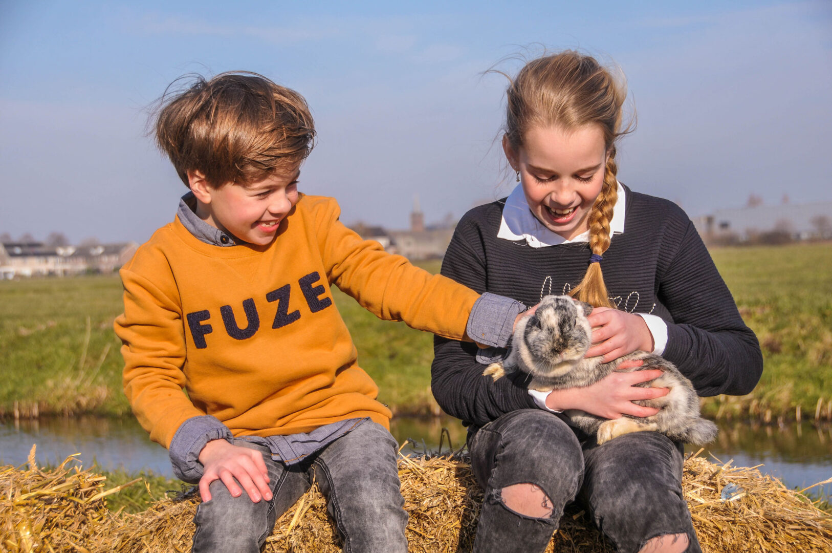 Dieren knuffelen op Camping De Boerinn