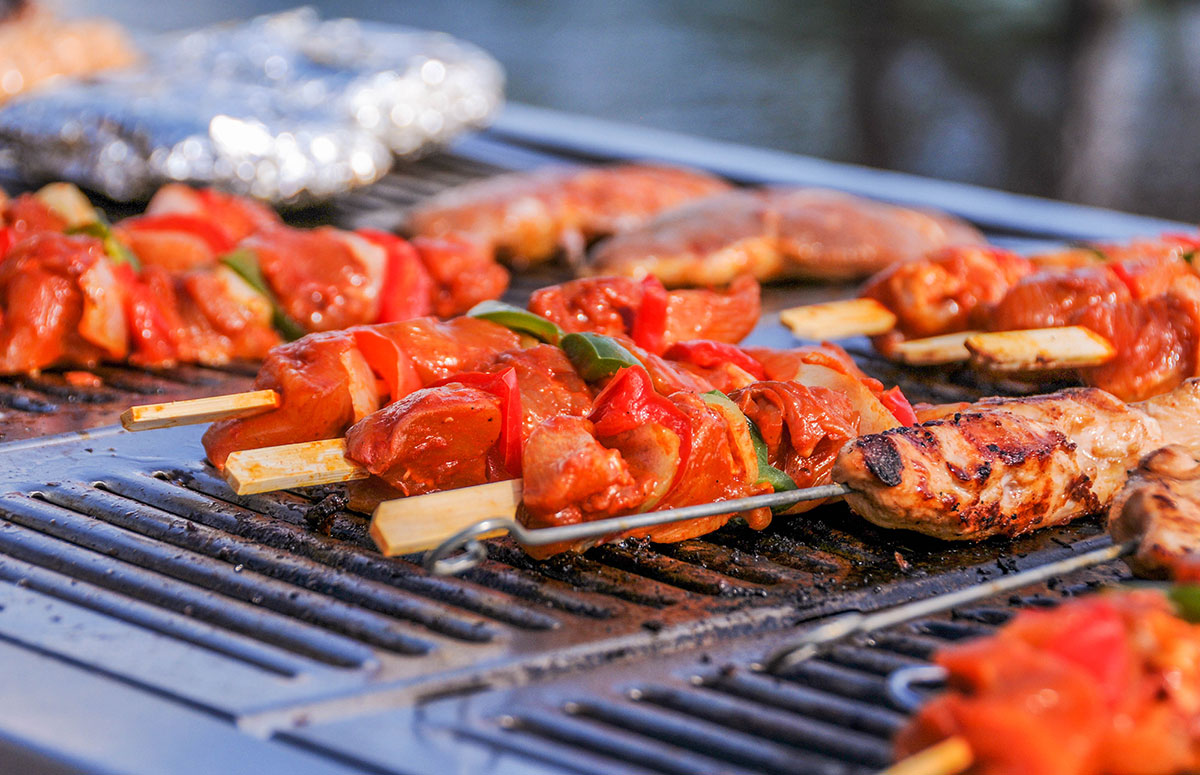 Klooster speelt buiten BBQ | Boerderij De Boerinn