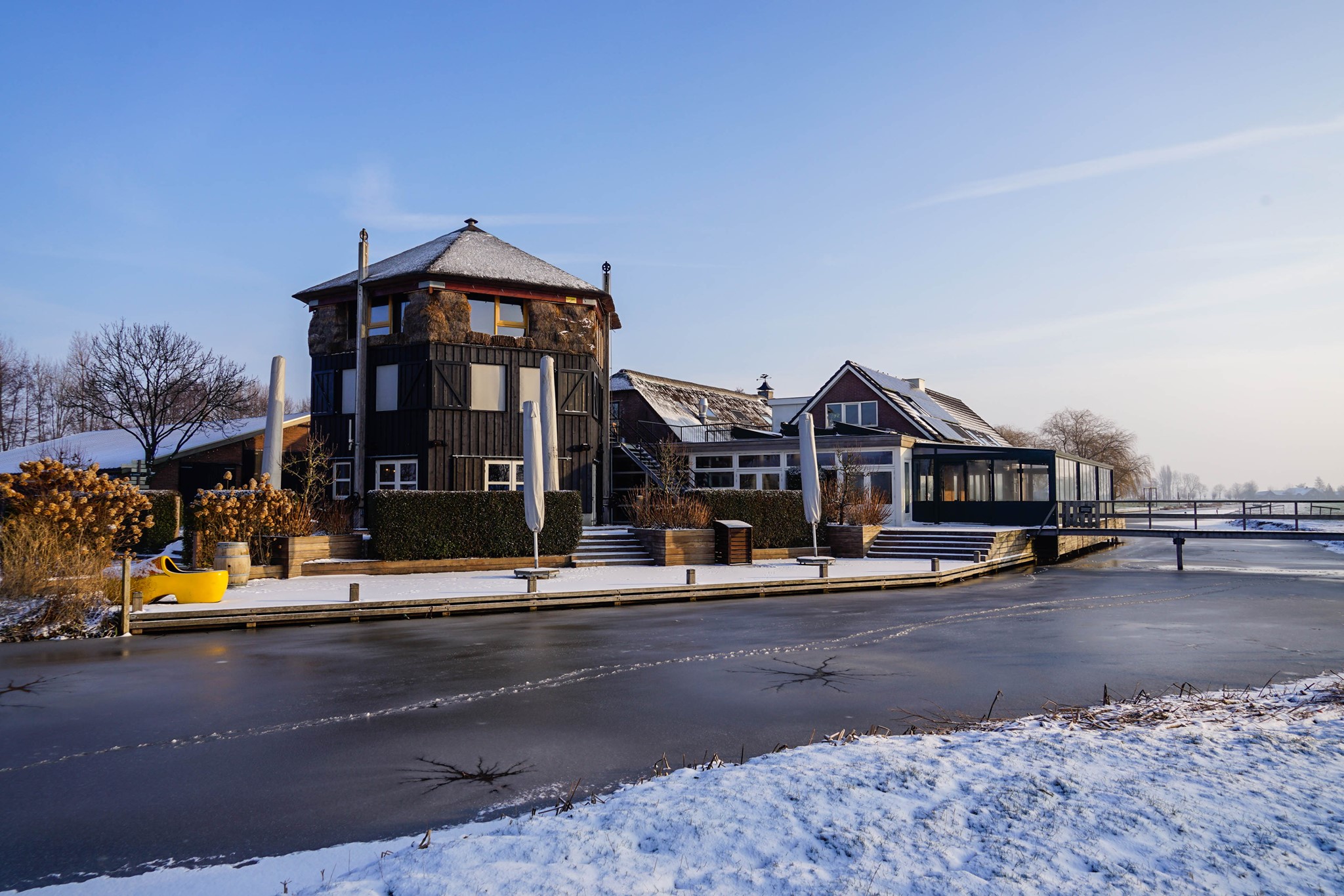 Winterboerderij De Boerinn in de sneeuw