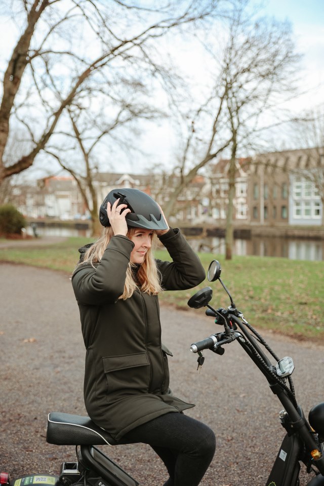 E-Chopper met helm rijden bij Boerderij De Boerinn