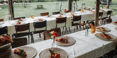 Tafels bij de trouwlocatie | Boerderij De Boerinn