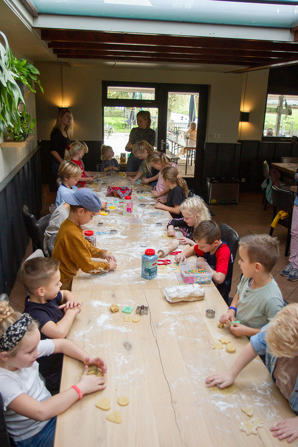 Koekjes bakken op de winterboerderij
