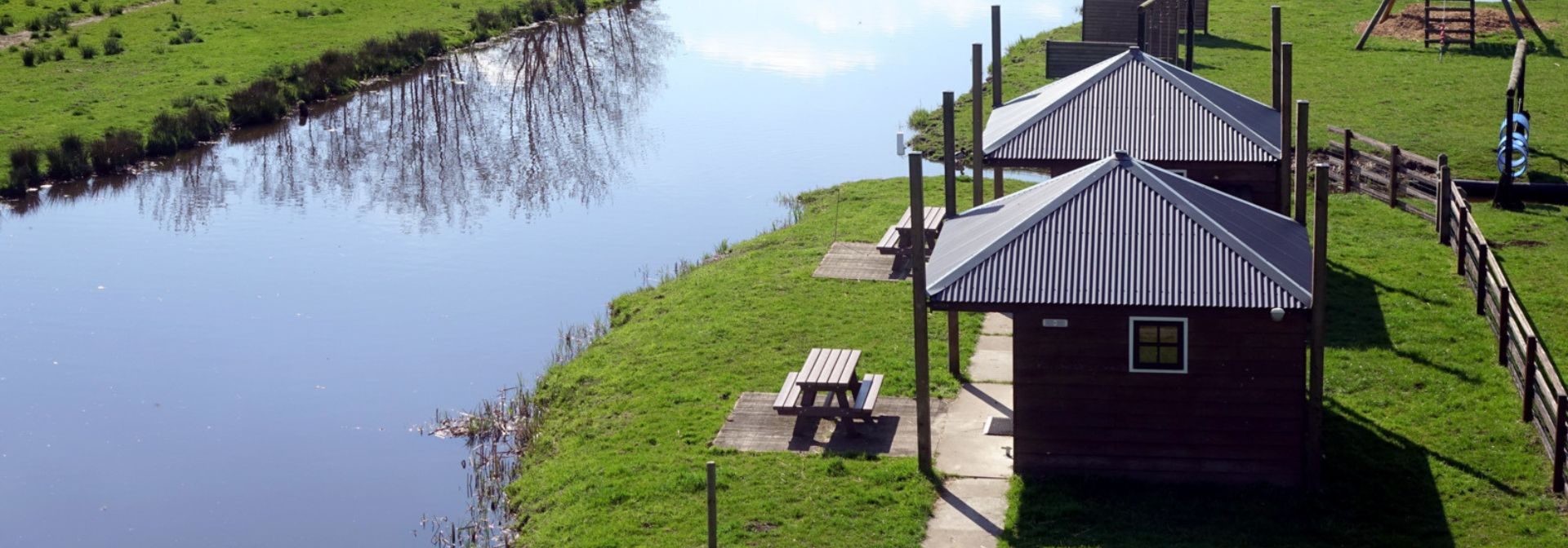 Trekkershutten aan het water | Boerderij De Boerinn