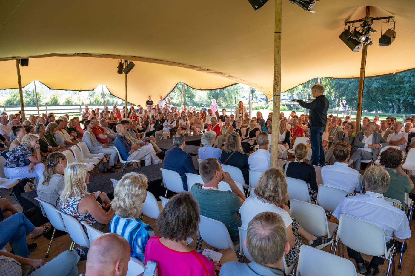Buiten een heidag in een stretchtent bij Boerderij De Boerinn